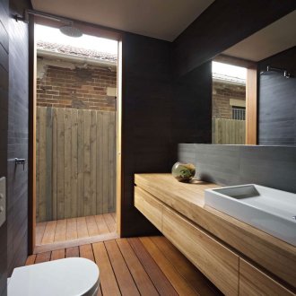 Ξύλο στο εσωτερικό του μπάνιου