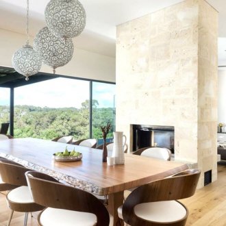 Δέντρο στο εσωτερικό ενός εξοχικού σπιτιού