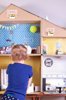 Κούκλα έξω από τα κιβώτια