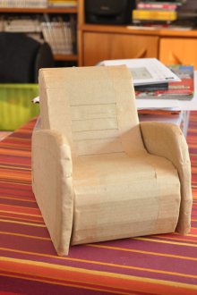 Παιχνίδι καρέκλα από χαρτόνι