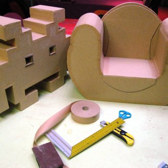 Επικαλυμμένα έπιπλα από χαρτόνι για κούκλα