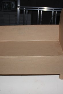 Κολλημένο από χαρτόνι κρεβάτι