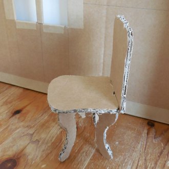 Παιχνίδι καρέκλα από χαρτόνι