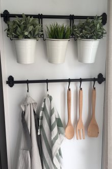 Traliewerk voor de keuken met bloemen