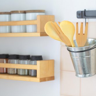 Το κιγκλίδωμα στην κουζίνα με ένα κουβά