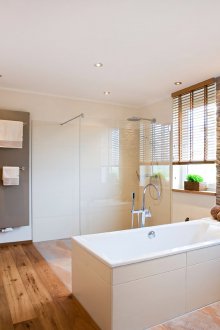 Μοντέρνο μπάνιο με πέτρινο τοίχο