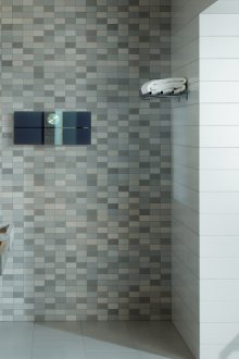 Μοντέρνο στυλ μπάνιου με πλακάκια από πορσελάνη