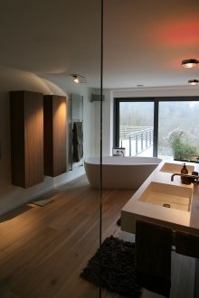 Μοντέρνο στυλ μπάνιο με laminate δάπεδο