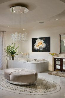 Μοντέρνο στυλ λουτρού με πολυέλαιο