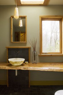 Στερεό ξύλινο μπάνιο με έπιπλα από μασίφ ξύλο