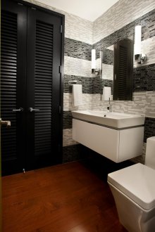 Μοντέρνο μπάνιο με μωσαϊκό ρίγες