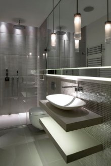 Μοντέρνο μπάνιο με μωσαϊκό στον τοίχο