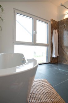 Σύγχρονο μαρμάρινο μπάνιο