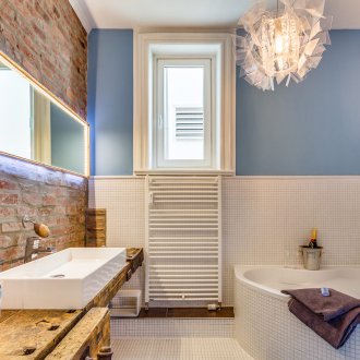 Μοντέρνο στυλ μπάνιο με ταπετσαρία