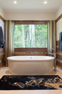 Μοντέρνο μπάνιο με παράθυρο