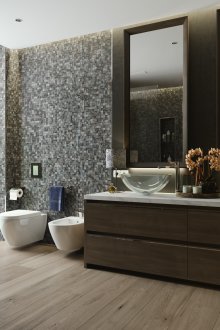 Μοντέρνο μπάνιο με ξύλο καρυδιάς