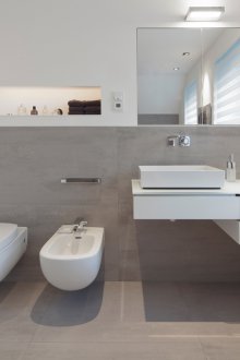 Μοντέρνο γκρι μπάνιο