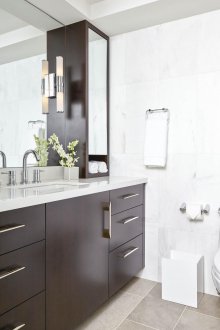 Σύγχρονο λουτρό με ντουλάπια