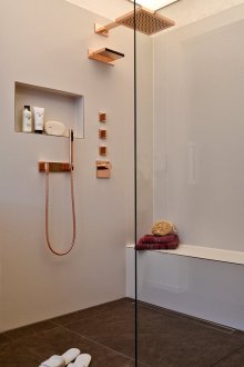 Κάνοντας μια θέση στον τοίχο ντους