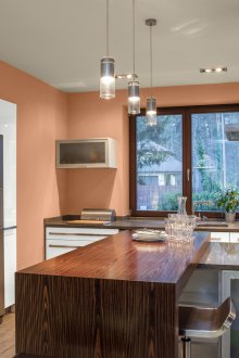 Ροδάκινο χρώμα στο εσωτερικό της κουζίνας