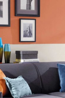 Ροδάκινο χρώμα σε έναν απλό τοίχο στο εσωτερικό