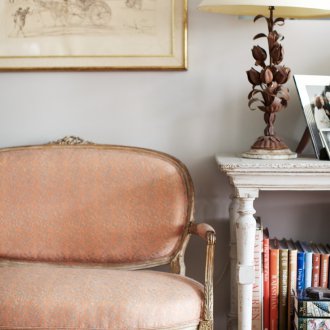 Ροδάκινο καναπέ χρώματος στο εσωτερικό