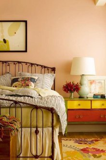 Ροδάκινο χρώμα στο εσωτερικό του υπνοδωματίου