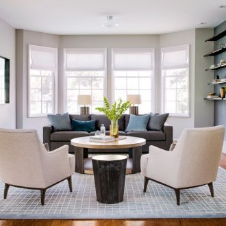 Εσωτερικό σε μπεζ τόνους στο σαλόνι.