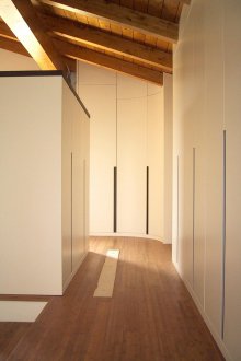 Garderobe i gangen i huset