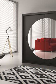 Garderobe i gangen med et rundt speil