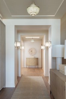 Garderobe i gangen i pastellfarger