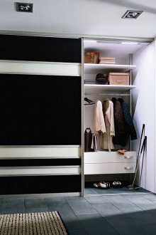 Garderobe i gangen svart