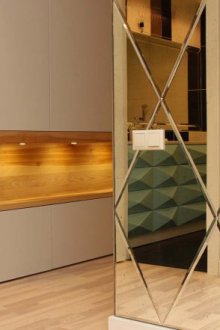 Garderobe i gangen med en nisje