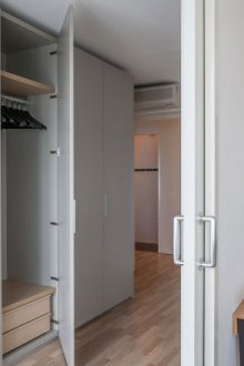 Garderobe i gangen grå