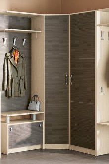 Garderobe i gangen til wenge