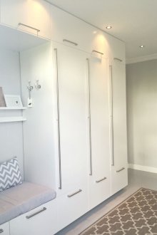 Garderobe i gangen med sete