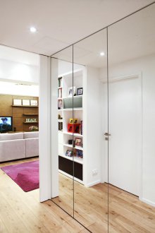 Skyve garderobe i et gangen speil