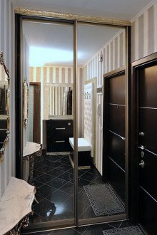 Garderobe i salen i Art Deco-stil