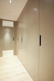 Skyve garderobe i en hallbeige i modernistisk stil