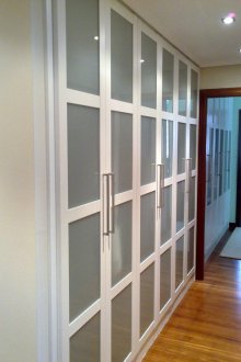 Hvitt skap med glass