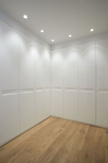 Hjørneskap i det hvite hjørnet