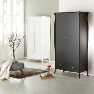 Garderobe i gangen svart hengslet