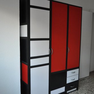 Skap i gangen rød og hvit