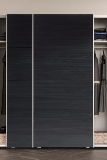 Skyve garderobe i en sal av wenge