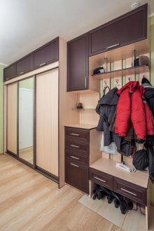 Garderobe i gangen under treet