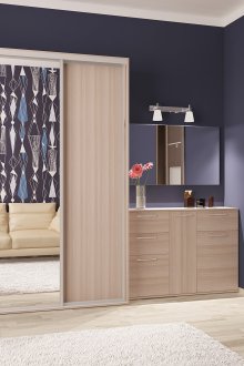 Skyve garderobe i en direkte gang