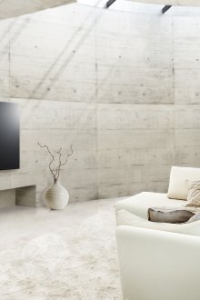 Τηλεόραση στο εσωτερικό ενός λευκού καθιστικού
