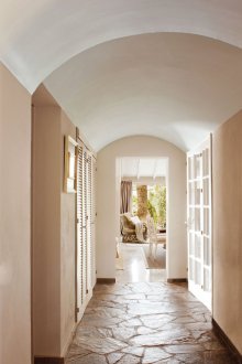 Garderobe i gangen med luftige dører