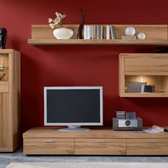 Καθιστικό με μικρή κόκκινη τηλεόραση