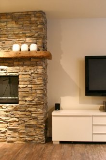 Καθιστικό με διακοσμητικό τοίχο και τηλεόραση